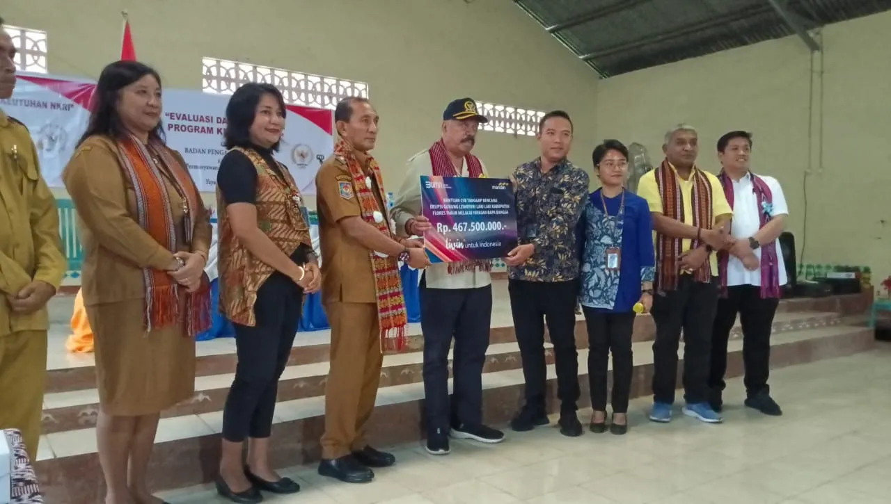 Ketua Komisi X DPR RI Melkias Markus Mekeng Salurkan Bantuan Untuk Warga Terdampak Erupsi Gunung Lewotobi Laki-Laki