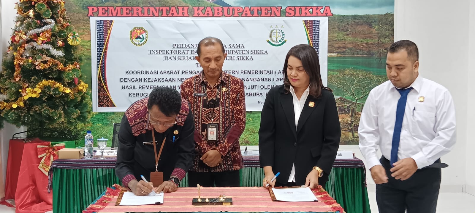 Kejari Sikka dan Inspektor Kabupaten Sikka Tanda Tangan MOU Koordinasi Aparat Pengawasan Intern Pemerintah 