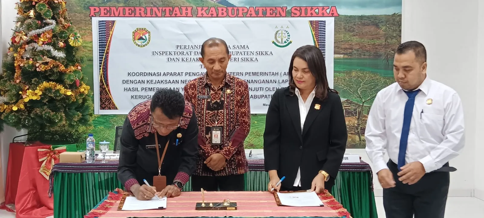 Kejari Sikka dan Inspektor Kabupaten Sikka Tanda Tangan MOU Koordinasi Aparat Pengawasan Intern Pemerintah 
