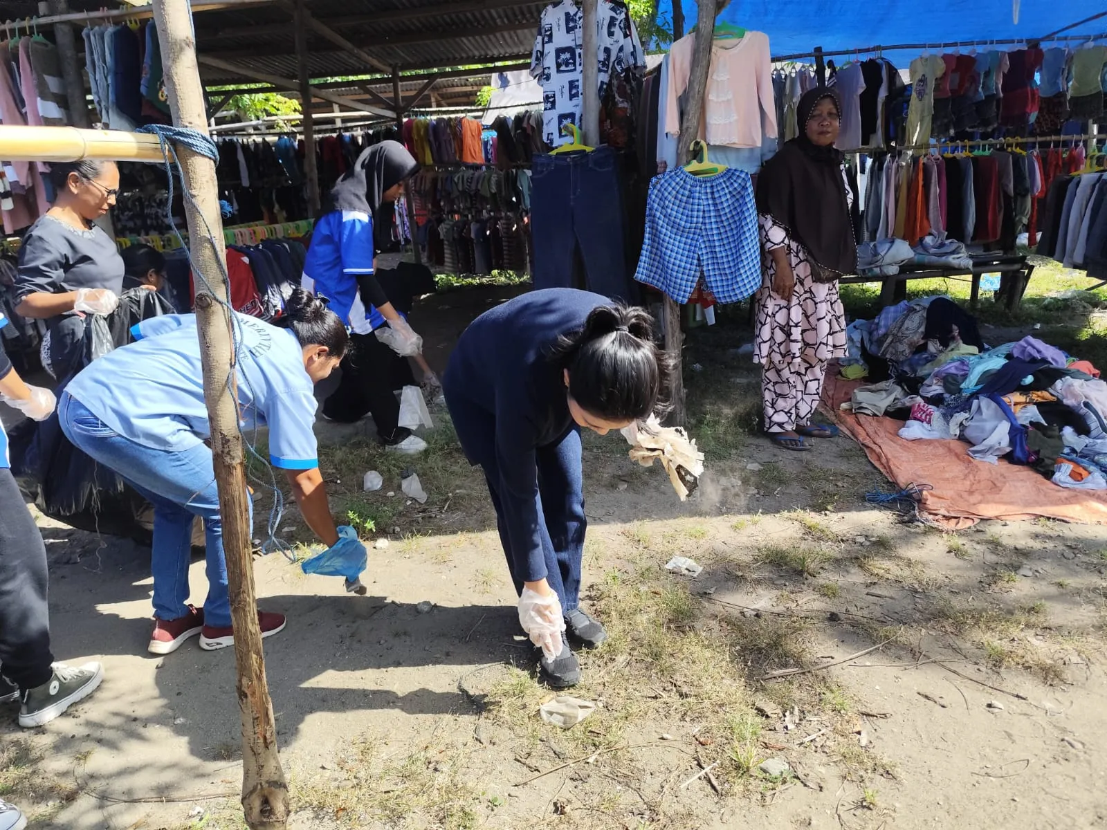 Peringati Hari Kartini, TP PKK Kabupaten Sikka Gelar Kerja Bhakti di Pasar Nangahale
