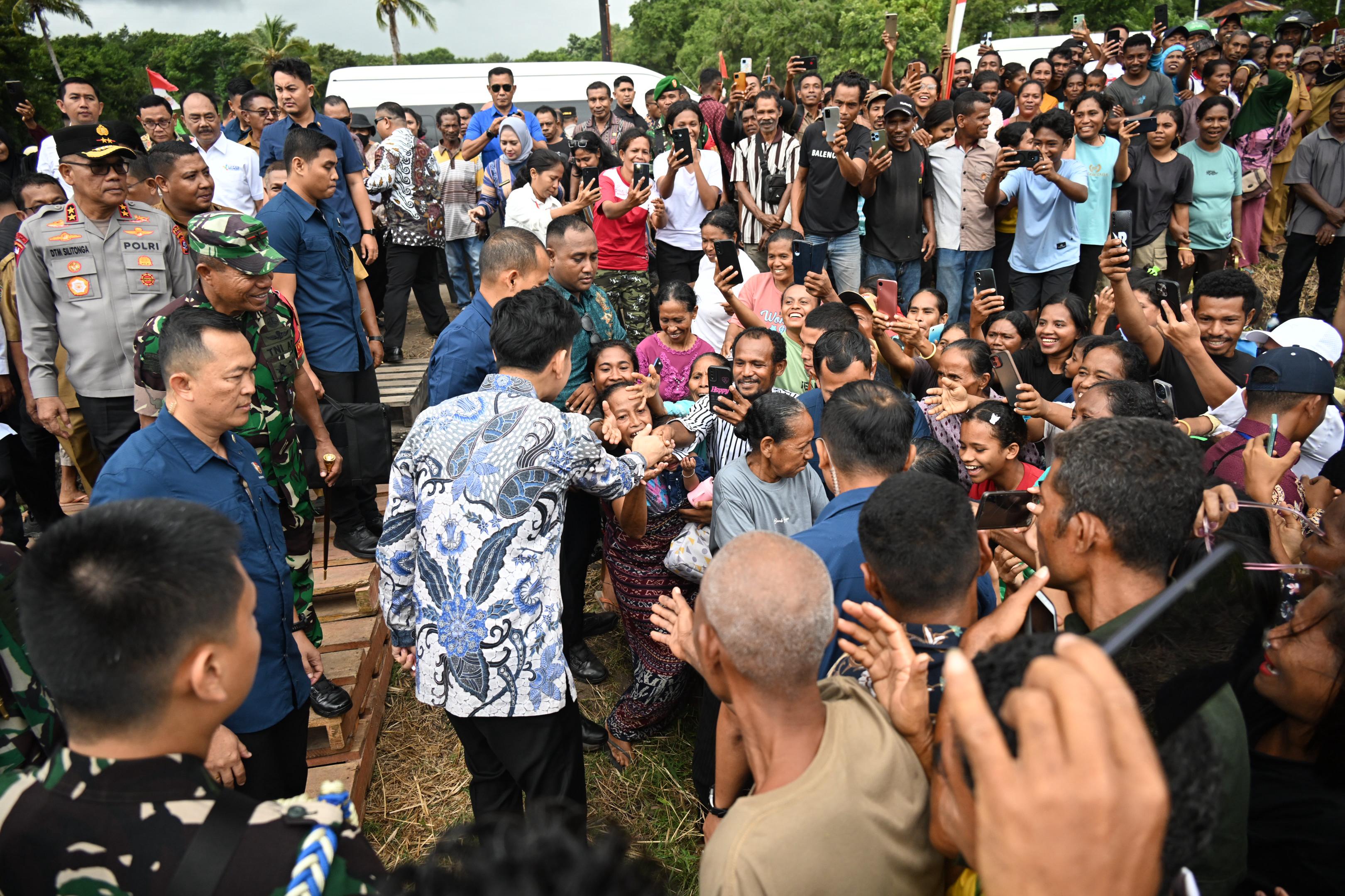 Warga Desa Kolisia B Antusias Sambut Wapres Gibran Rakabuming Raka 