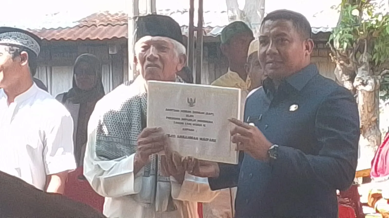 Bupati Sikka Serahkan Bantuan Kemasyarakatan Presiden RI Kepada Umat Muslim Masjid Ar - Rahman Waipare
