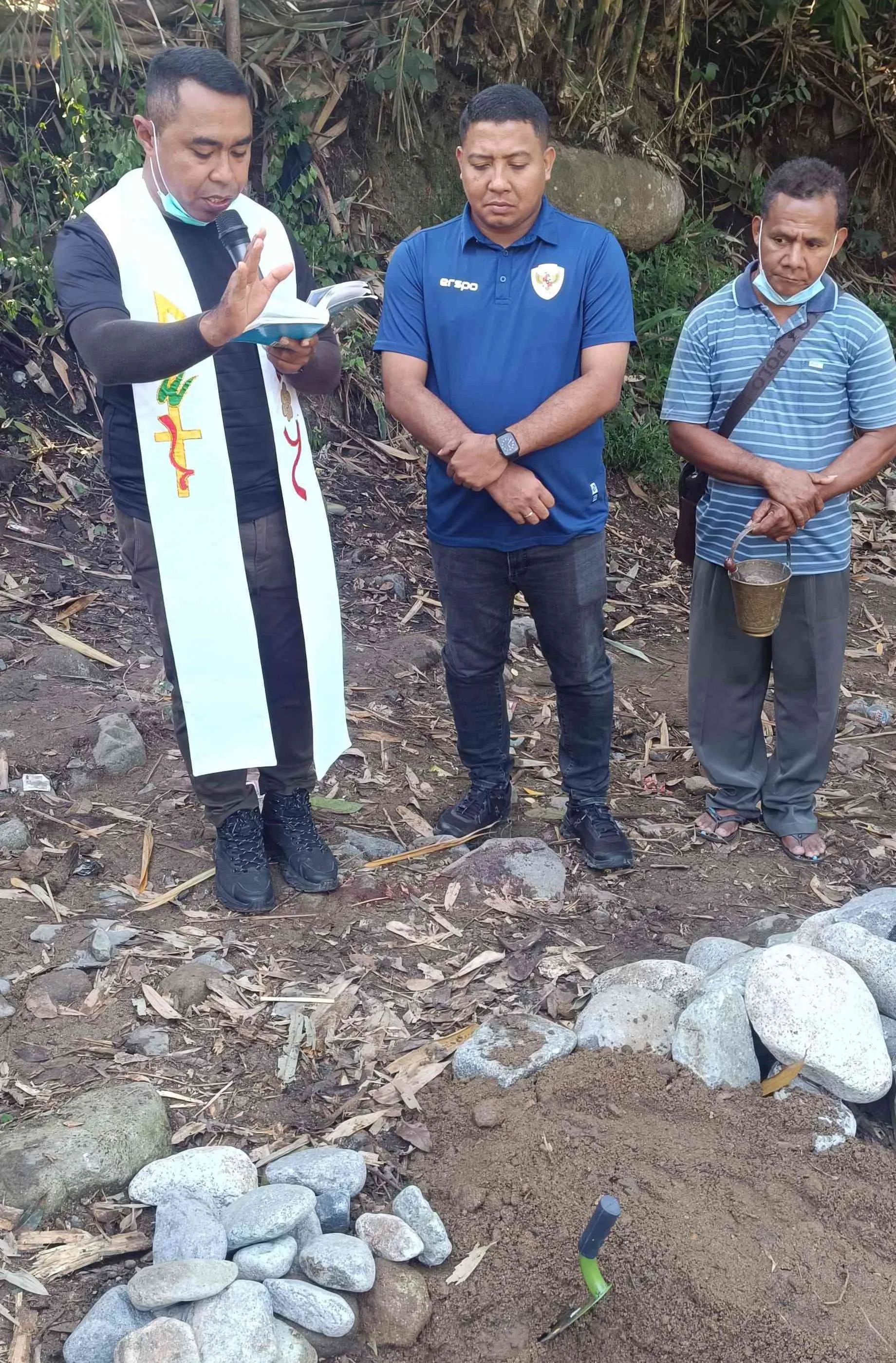 Bupati Sikka dan Pastor Paroki St. Petrus Masebewa Letakkan Batu Pertama Pembangunan Jembatan Layang Penghubung Dua Desa di Kecamatan Paga