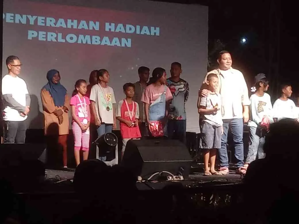 Penyerahan Hadiah Perlombaan Oleh Bupati Sikka Dalam Rangka HUT RI Ke - 80