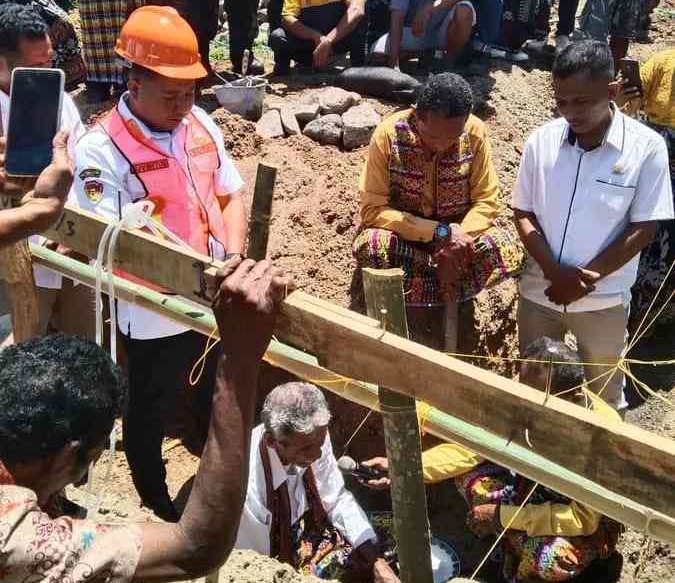 Bupati Sikka Letakan Batu Pertama Pembangunan SMPN Hamar