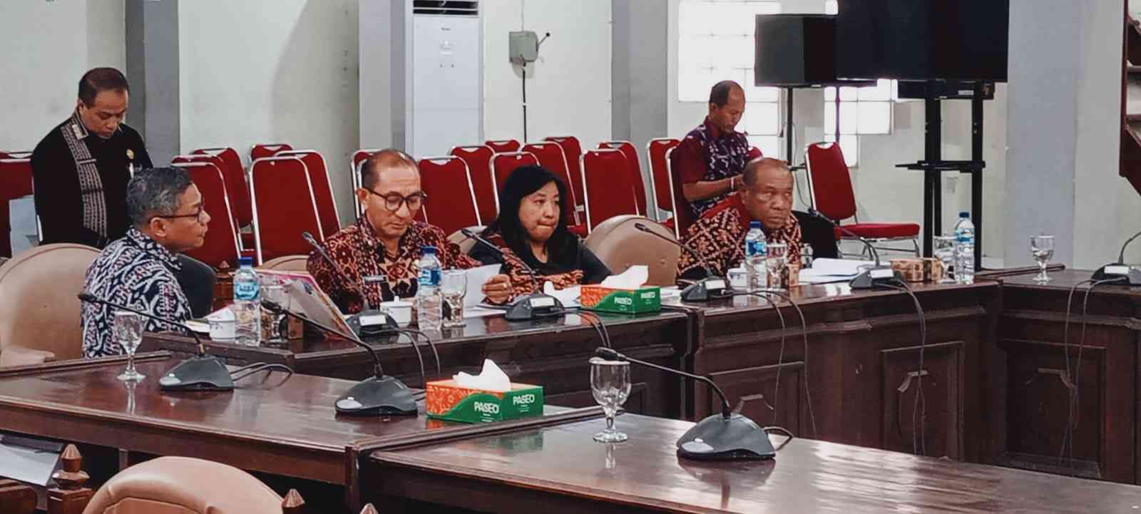 Rapat Banggar DPRD Kabupaten Sikka Pembahasan Rancangan Perubahan APBD Kabupaten Sikka TA 2025 Sekda Sikka : APBD Perubahan Tetap Mengacu Pada Prinsip - Prinsip Pembangunan Berkelanjutan