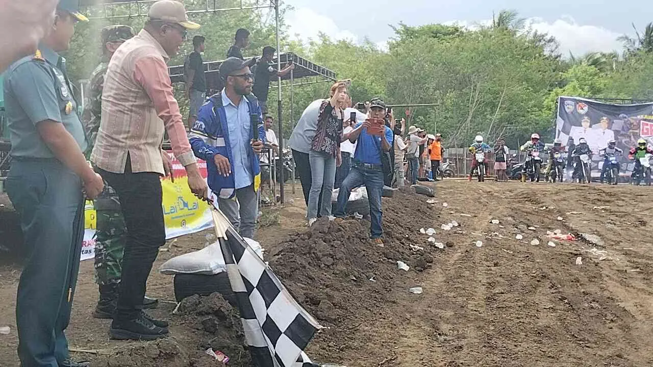 Wakil Bupati Sikka Buka Kejuaraan Daerah Grasstrack Bupati Sikka Cup Seri 1 Tahun 2025