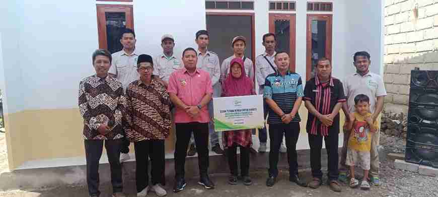 Bupati Sikka Serahkan Bantuan Program Rumah Untuk Dhuafa