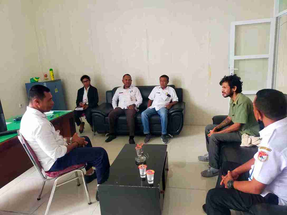 Dokumentasikan DISARPUS Sikka Audiensi dengan Pemenang Piala Citra Indonesia, Yosef Levi