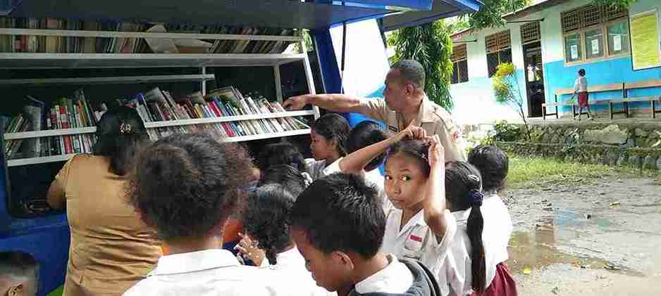 Perkuat Literasi Pelajar, DISARPUS Sikka Kunjungi Sekolah di Daerah Pedalaman