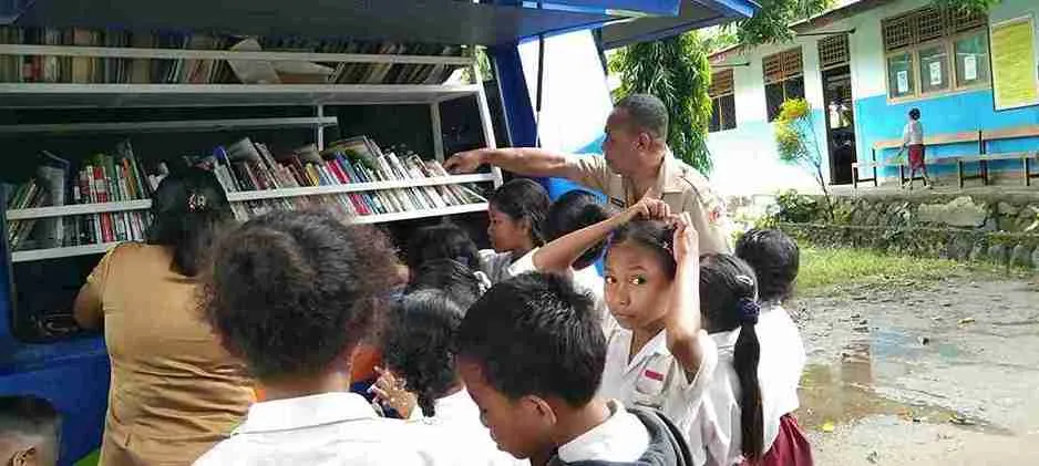 Perkuat Literasi Pelajar, DISARPUS Sikka Kunjungi Sekolah di Daerah Pedalaman