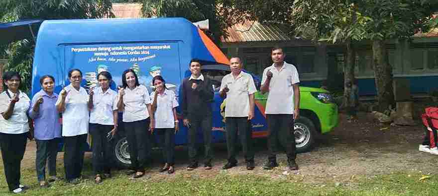 DISARPUS Sikka Hadirkan Layanan Mobil Perpustakaan Keliling di SDI Nataleba - Talibura