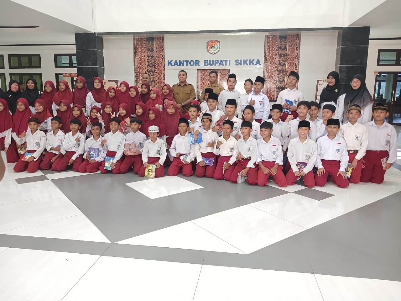 Bupati Sikka Terima Peserta Tur Wisata Literasi dari Mi Al Muhajirin Perumnas Maumere