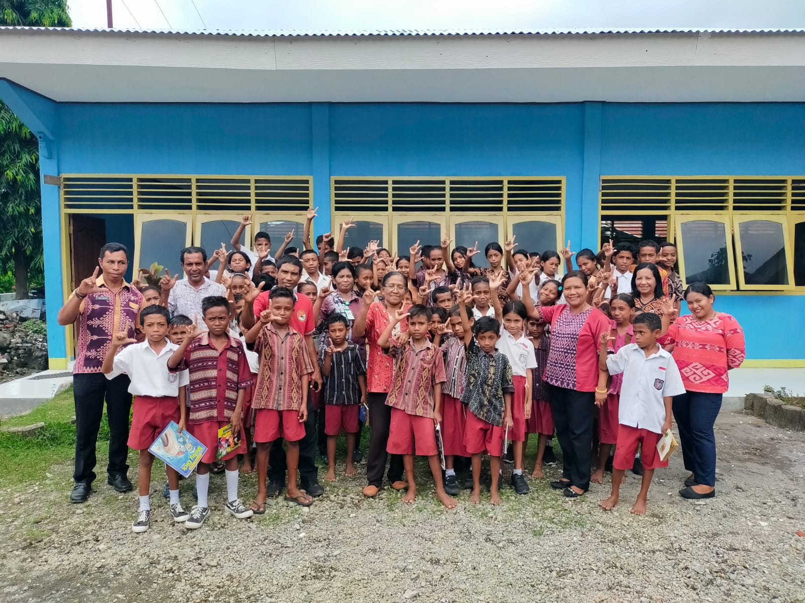 Lengkapi Koleksi Buku SDK 082 Natawatu Bola, Disarpus Sikka Siap Titipkan Buku Perpustakaan