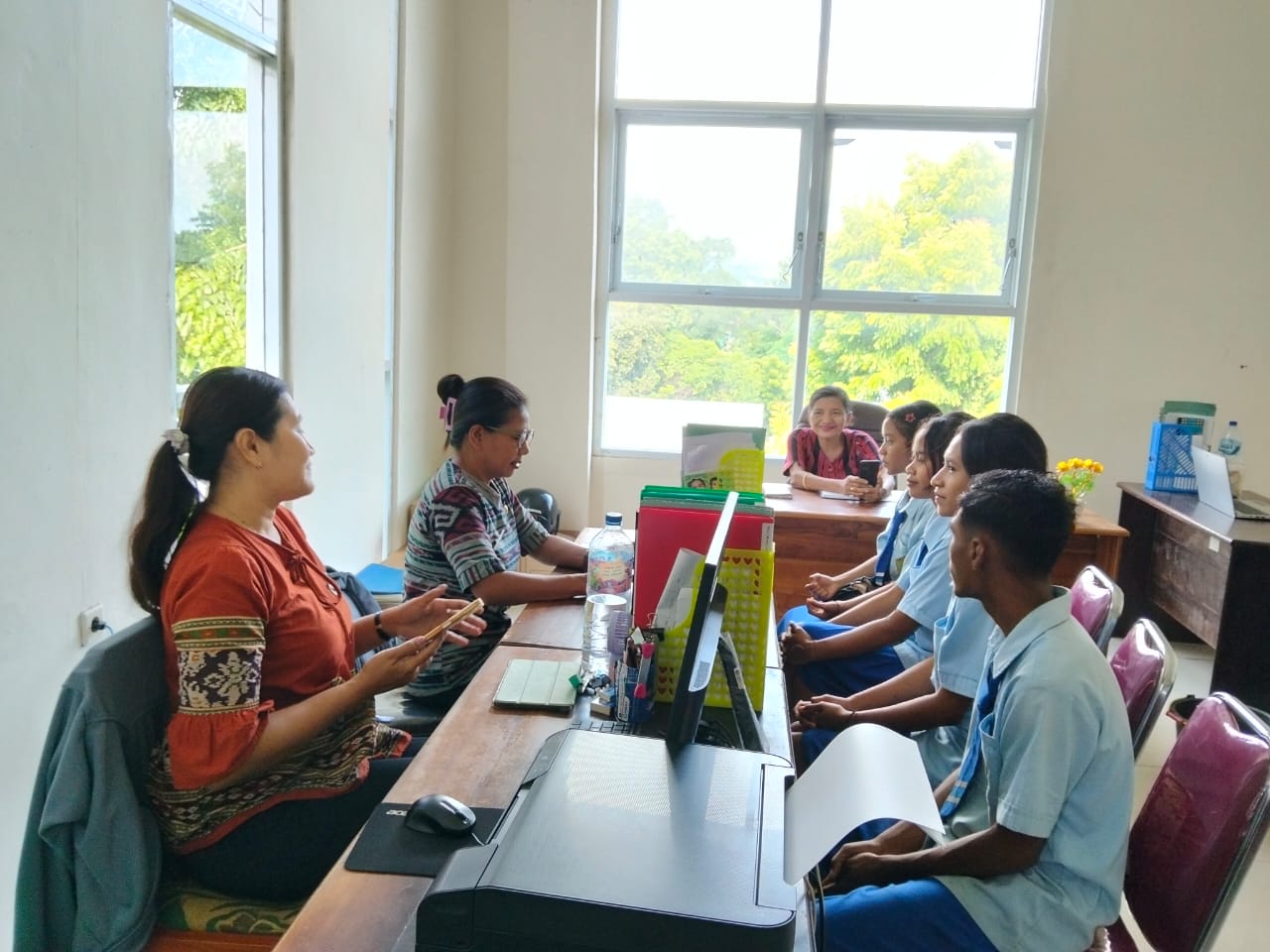 Siswa - Siswi SMKS St. Thomas Maumere Belajar Sistem Arsip di DISARPUS Sikka 