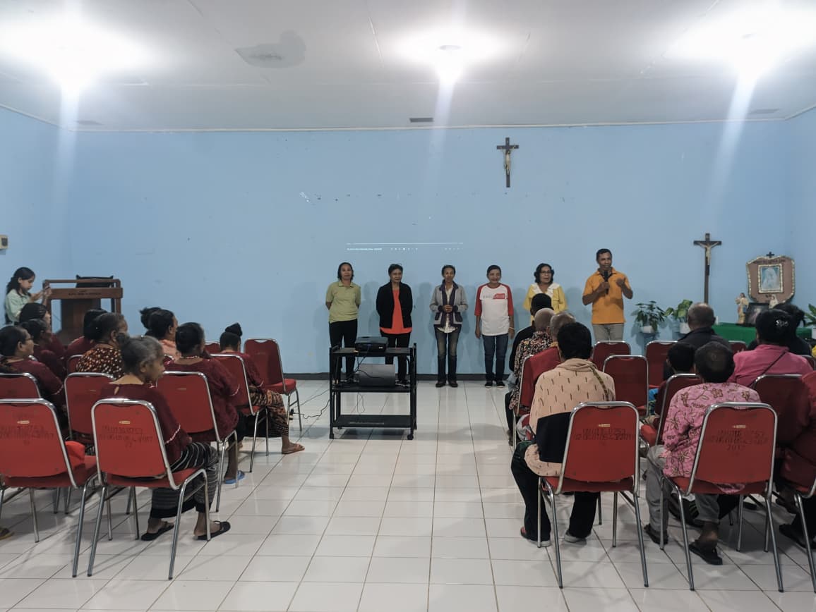 DISARPUS Sikka Rayakan Valentine Day Bersama Opa Oma di Paduwau Maumere 