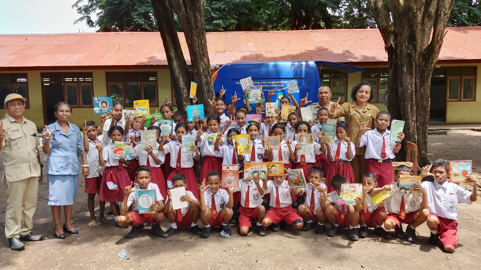 Mobil Perpustakaan Keliling Layani Pelajar SDN Napungbiri Pantai - Waigete