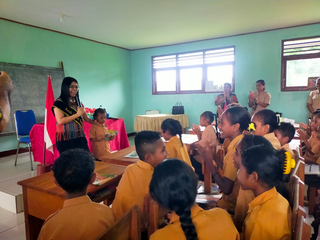 Bunda Literasi Kabupaten Sikka Kunjungi Siswa - Siswi SDN Tuabao Waiblama