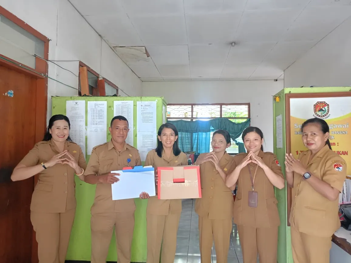 DISARPUS Sikka Lakukan Pendampingan Pemeliharaan dan Penyusutan Arsip di Badan Kesbangpol Sikka