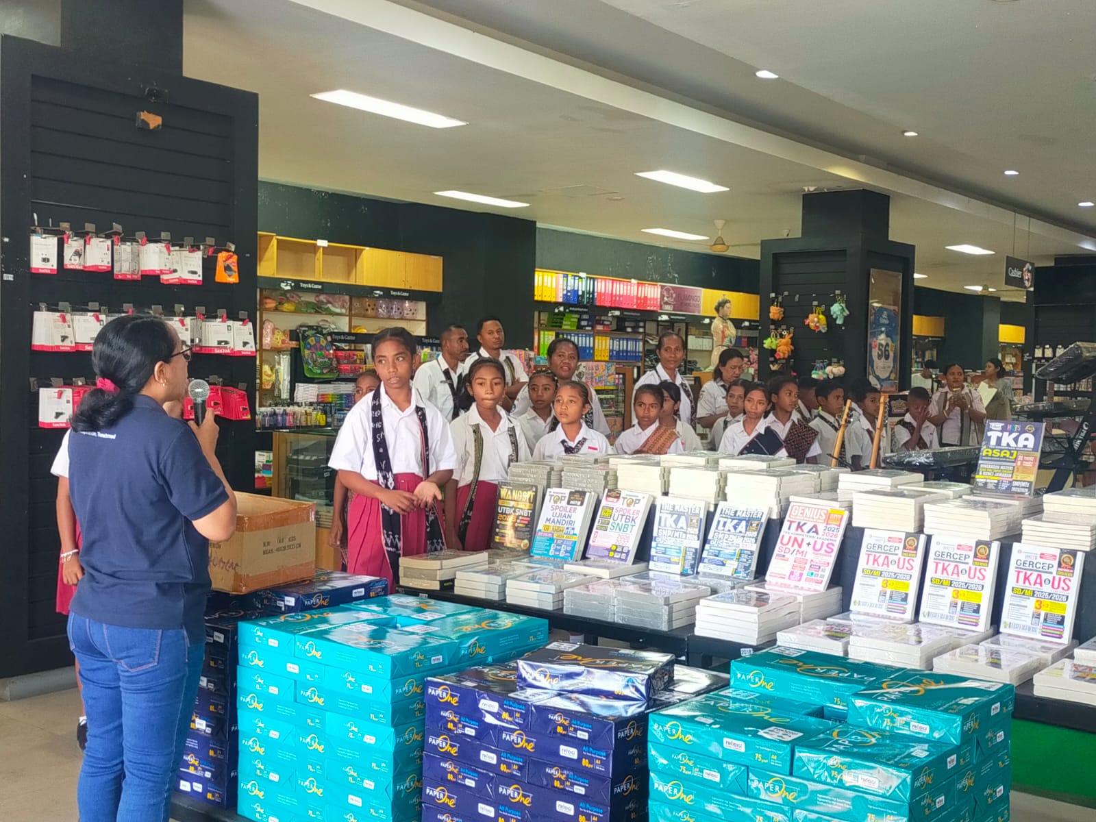 Dua SD Desa Tanaduen, Kangae Ikuti Tur Wisata Literasi ke Gramedia, Kantor Bupati, DPRD dan Perpusda Frans Seda