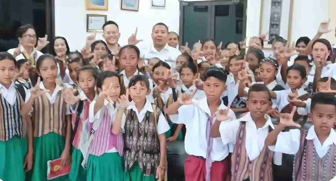 Terima Siswa SDN Blatat dan SDN Bolawolon, Bupati Sikka : Membangun Manusia Adalah Investasi Jangka Panjang