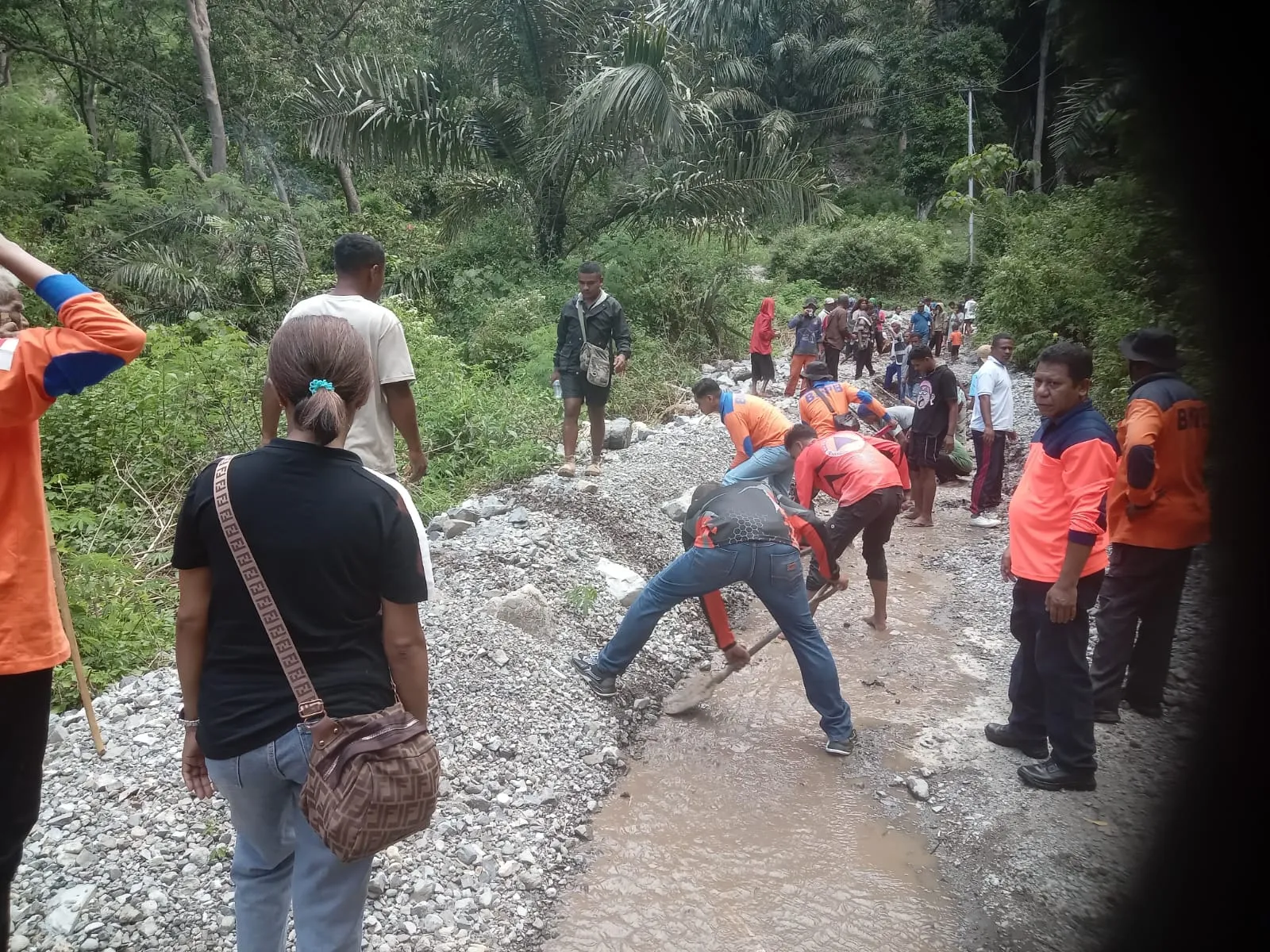 Tim Reaksi Cepat BPBD Sikka Bersama Warga Desa Wolorega dan Desa Rejo Gotong Royong Bersihkan Jalan Rusak Akibat Banjir dan Longsor