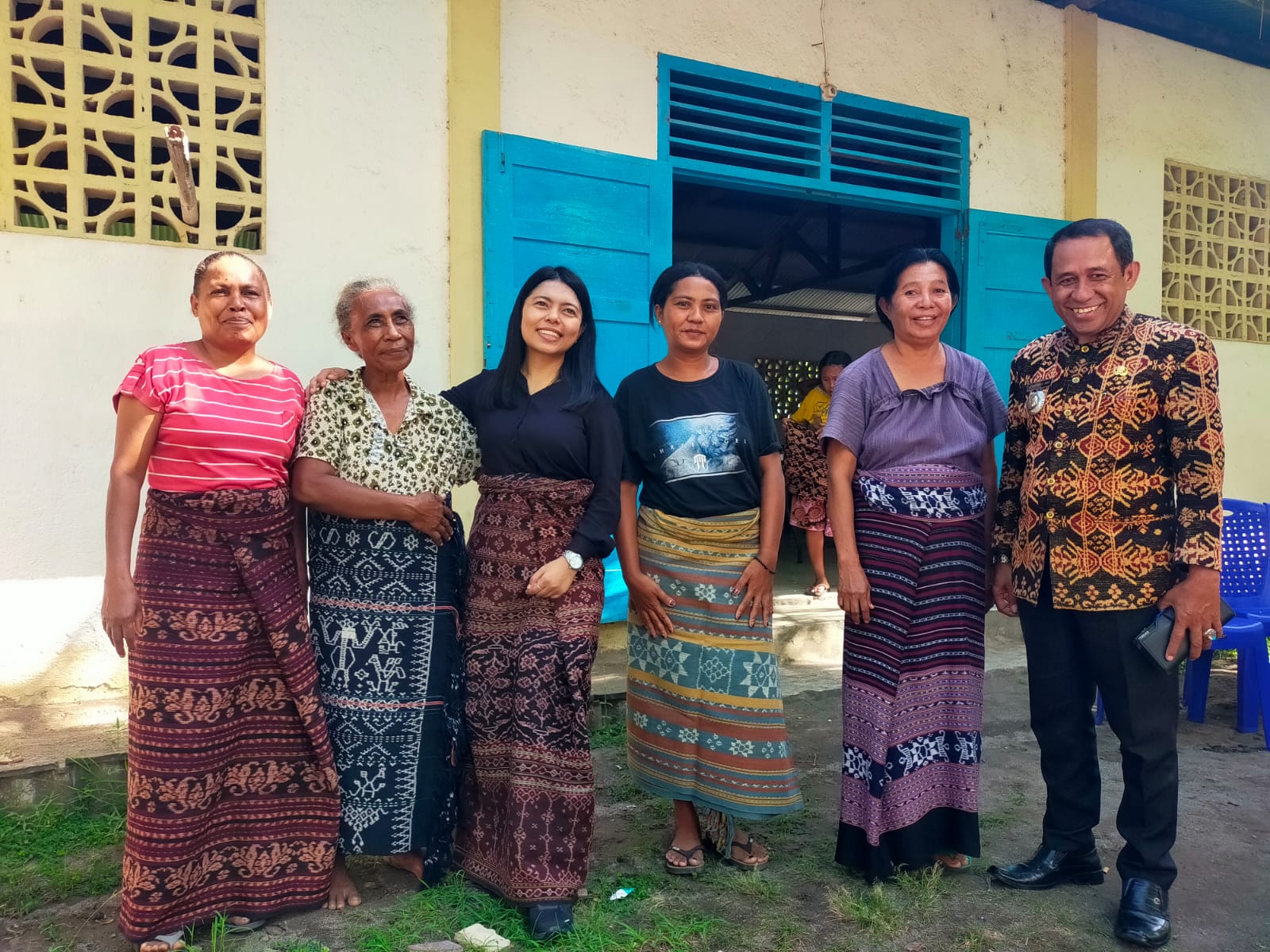Ketua Dekranasda Kabupaten Sikka Hadirkan Solusi Pemasaran Bagi Pengrajin Tenun Ikat Lewat NTT Mart