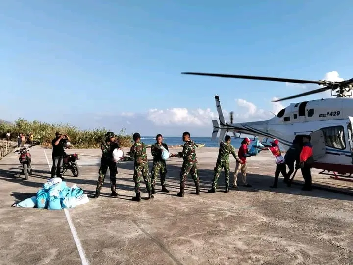 Personel Kodim 1603 Sikka Salurkan Bantuan Untuk Warga Terdampak Gempa Palue Melalui Helikopter