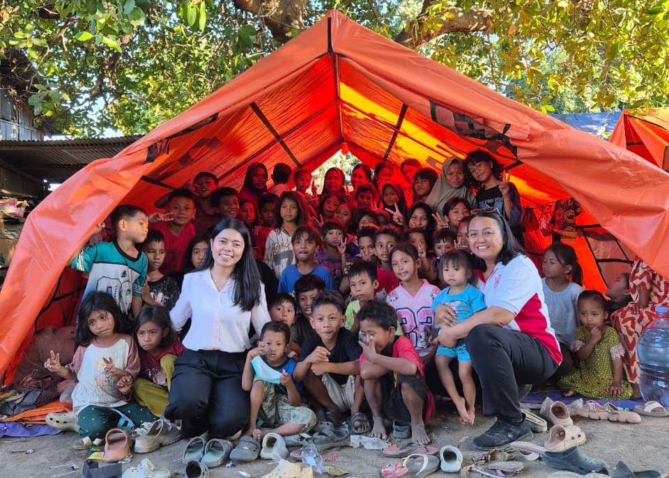 Bunda Asti dan Bunda Fista Bercanda Ria Bersama Anak - Anak di Posko Pengungsian Wailiti