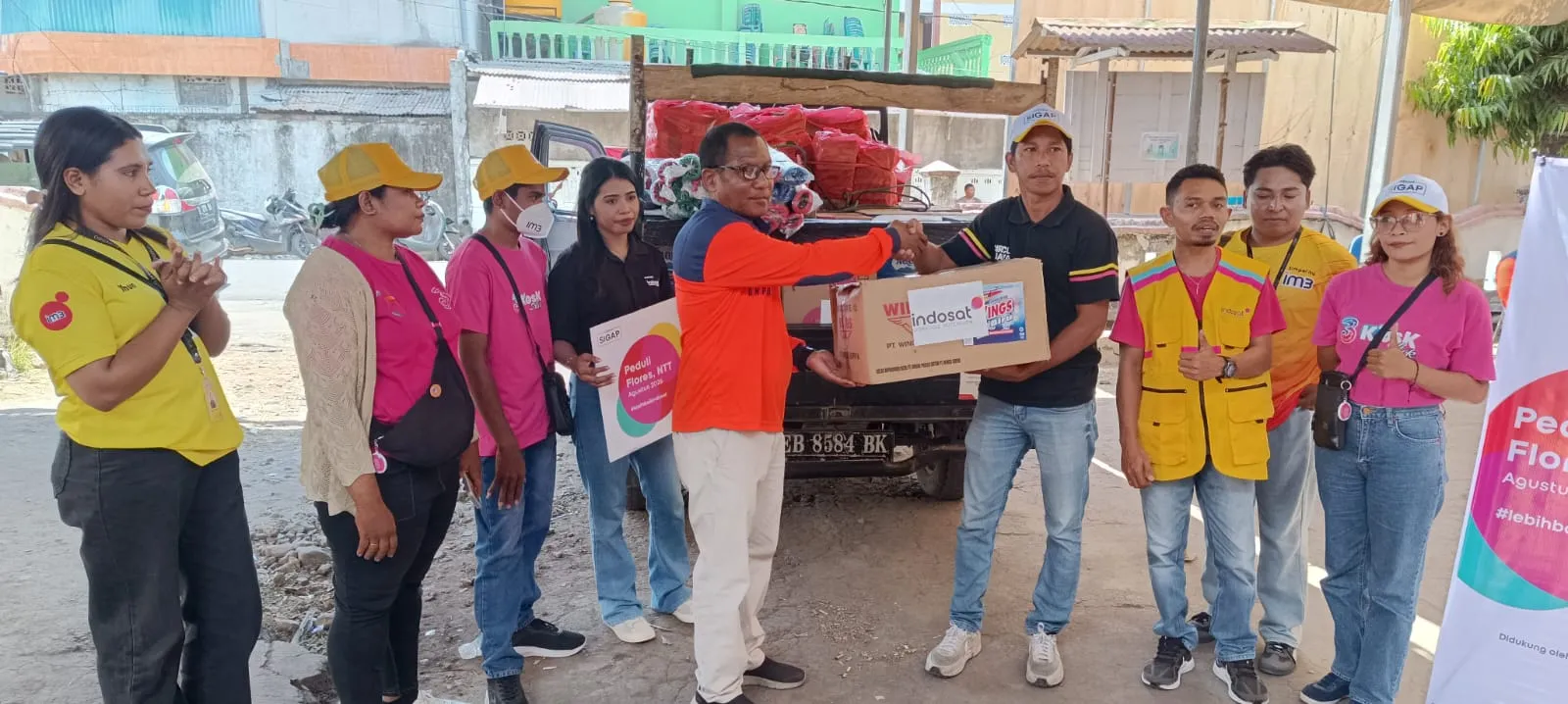 BPBD Sikka Menerima Bantuan Secara Simbolik Oleh PT. Indosat Cabang Sikka