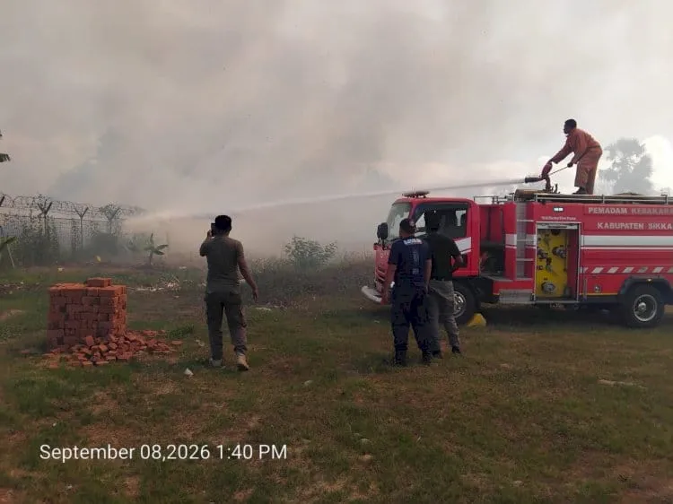 Damkar Sikka “Beruang Merah” Padamkan Kebakaran di Pesisir Bandara Frans Seda Maumere 